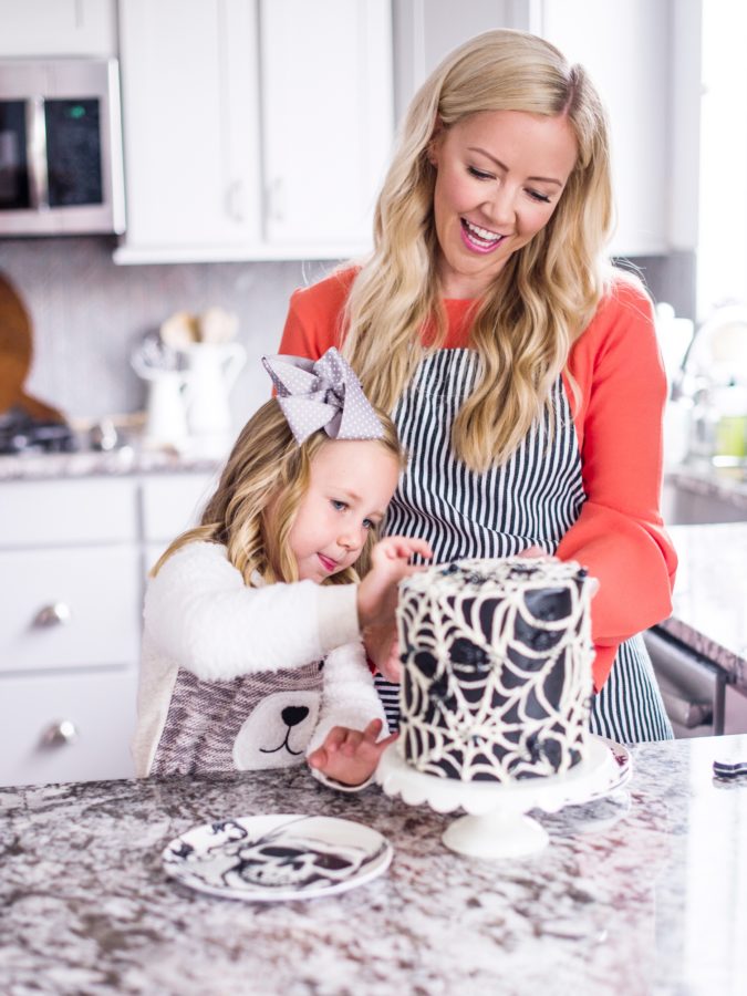 Easy and Delicious Black Buttercream That Won't Stain Your Teeth #blackbuttercream #halloweencake #cakebycourtney