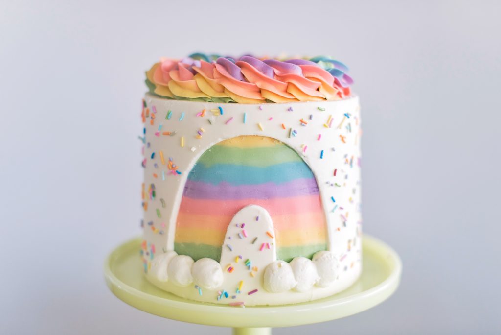 10 easy and cute St. Patrick's Day cake designs from Cake by Courtney #cakebycourtney #cakedesigns #stpatricksdaycake #stpatricksdaycakes #stpatricksdaydessert #stpatricksday #cake #cakes #rainbowcake #rainbow