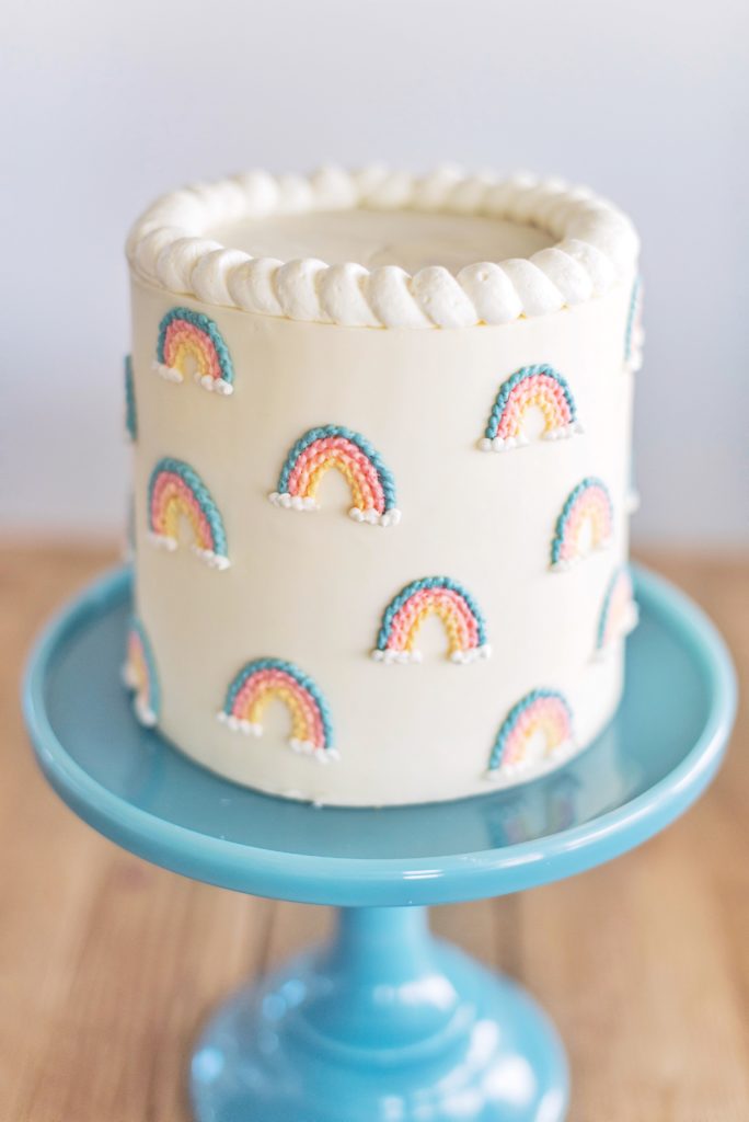 10 easy and cute St. Patrick's Day cake designs from Cake by Courtney #cakebycourtney #cakedesigns #stpatricksdaycake #stpatricksdaycakes #stpatricksdaydessert #stpatricksday #cake #cakes #rainbowcake #rainbow