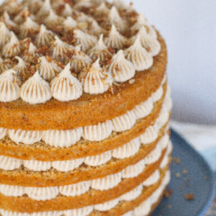 Six layer cake on blue cake stand.