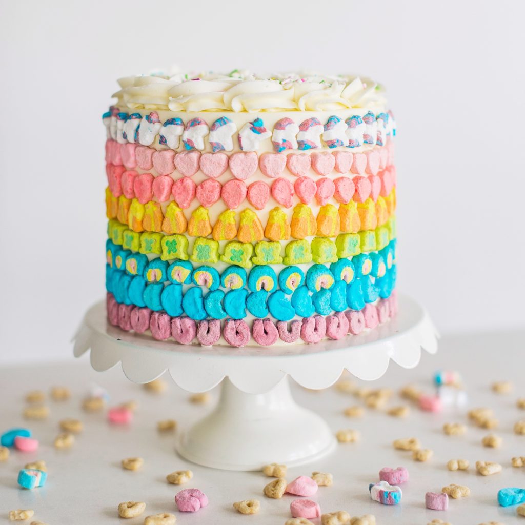 10 easy and cute St. Patrick's Day cake designs from Cake by Courtney #cakebycourtney #cakedesigns #stpatricksdaycake #stpatricksdaycakes #stpatricksdaydessert #stpatricksday #cake #cakes #rainbowcake #rainbow #luckycharmscake #luckycarms