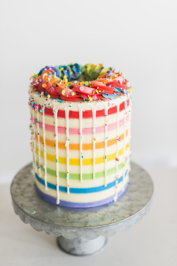 10 easy and cute St. Patrick's Day cake designs from Cake by Courtney #cakebycourtney #cakedesigns #stpatricksdaycake #stpatricksdaycakes #stpatricksdaydessert #stpatricksday #cake #cakes #rainbowcake #rainbow