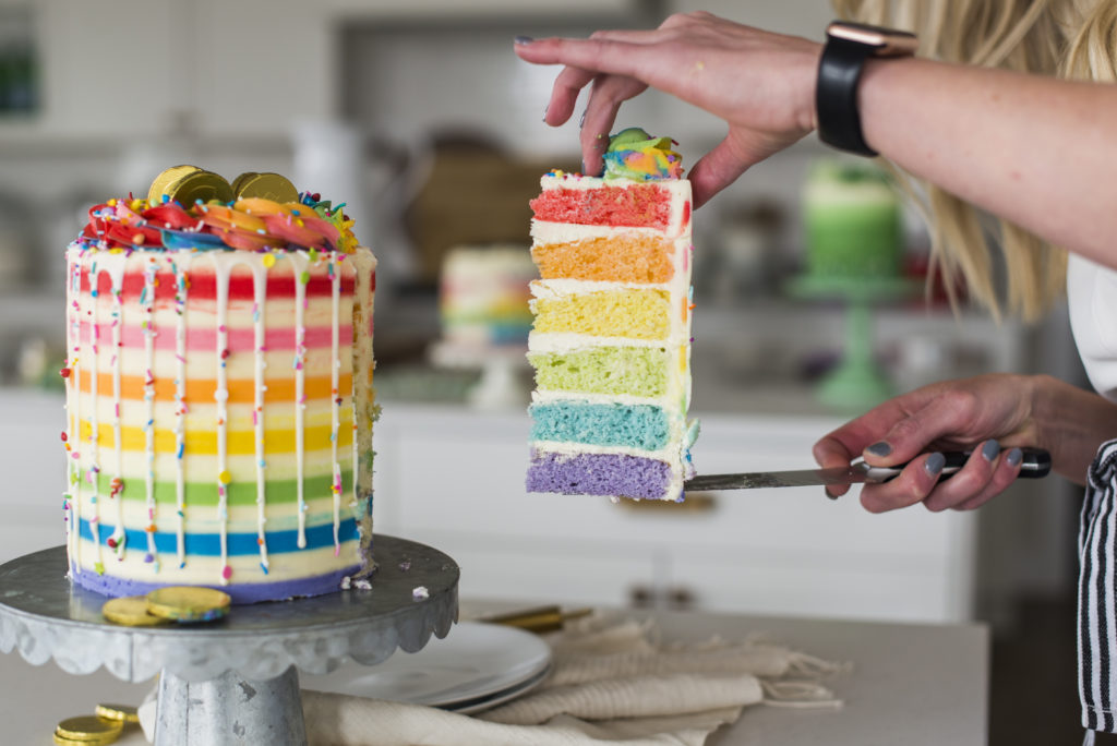 10 easy and cute St. Patrick's Day cake designs from Cake by Courtney #cakebycourtney #cakedesigns #stpatricksdaycake #stpatricksdaycakes #stpatricksdaydessert #stpatricksday #cake #cakes #rainbowcake #rainbow