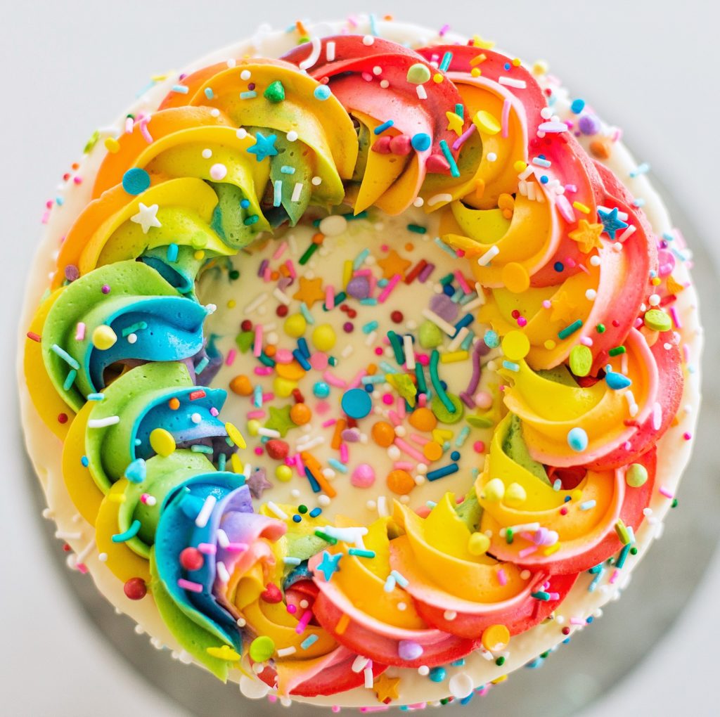 10 easy and cute St. Patrick's Day cake designs from Cake by Courtney #cakebycourtney #cakedesigns #stpatricksdaycake #stpatricksdaycakes #stpatricksdaydessert #stpatricksday #cake #cakes #rainbowcake #rainbow