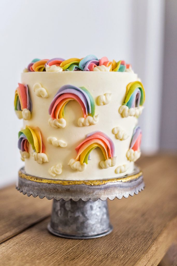 10 easy and cute St. Patrick's Day cake designs from Cake by Courtney #cakebycourtney #cakedesigns #stpatricksdaycake #stpatricksdaycakes #stpatricksdaydessert #stpatricksday #cake #cakes #rainbowcake #rainbow