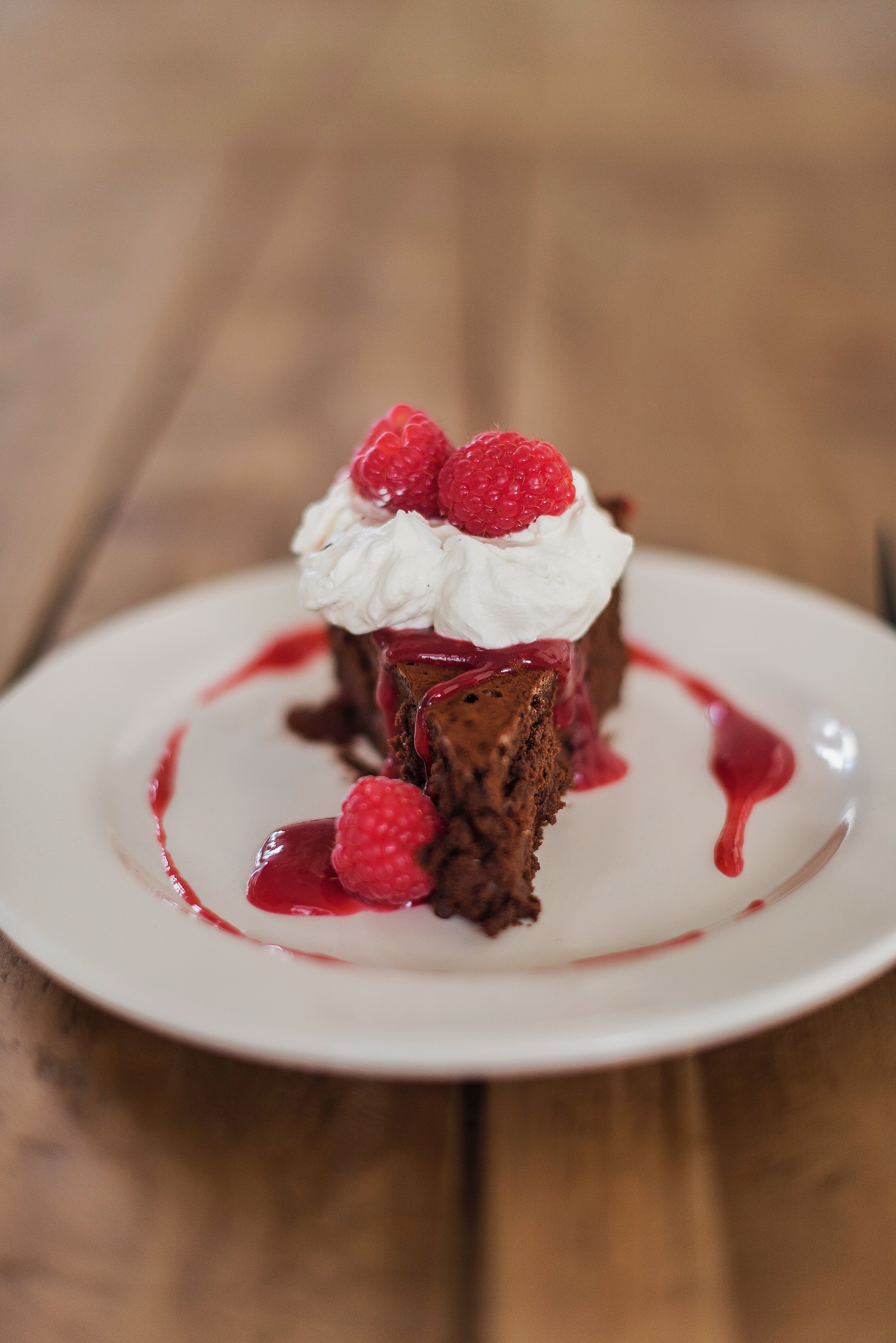 Flourless Chocolate Cake: a rich, decadent chocolate cake, made with just 7 ingredients! #cakebycourtney #cake #flourlesschocolatecake #cakes #chocolatecake #easychocolatecakerecipe #flourlesschocolatecakerecipe