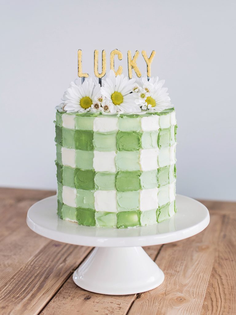 10 easy and cute St. Patrick's Day cake designs from Cake by Courtney #cakebycourtney #cakedesigns #stpatricksdaycake #stpatricksdaycakes #stpatricksdaydessert #stpatricksday #cake #cakes #rainbowcake #rainbow